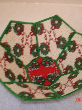 Reversible Cloth Pointy Hexagon Shaped Bowl Christmas Wreaths Ribbons Red Green